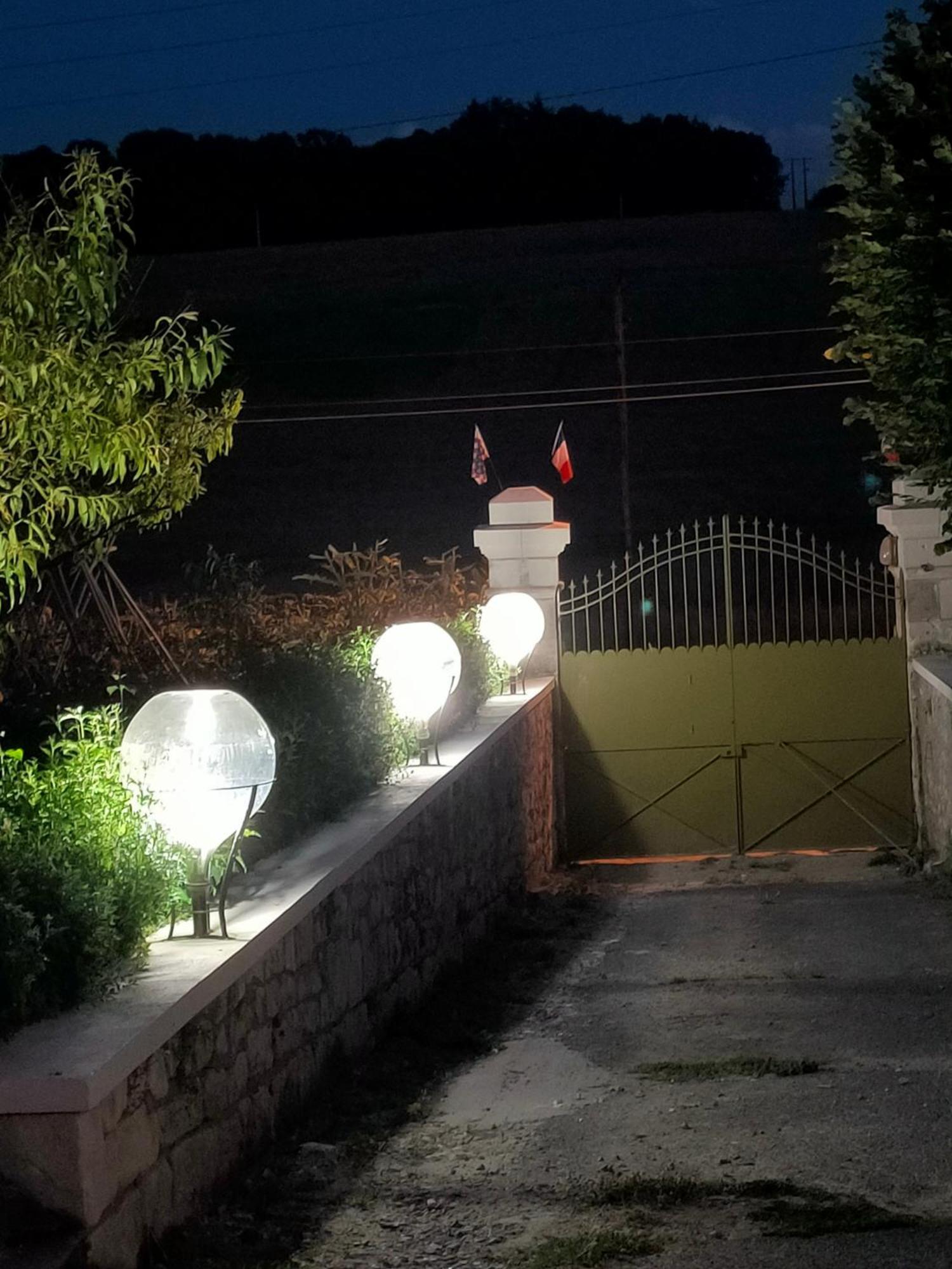 Aux Trois Tilleuls Bed & Breakfast Loches Dış mekan fotoğraf
